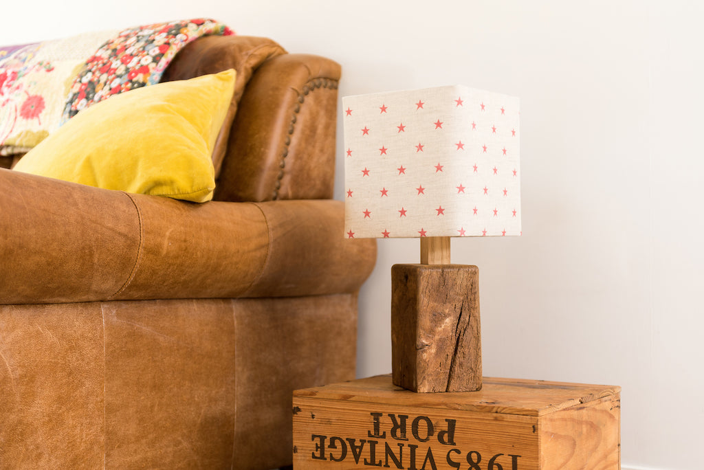 Red star table lamp